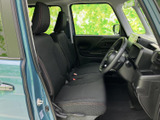 広々とした室内空間で、ゆったりとくつろげる運転席。快適な運転をサポートする機能が充実しています。