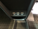 【充電用USBポート】スマホなどの充電に便利なUSBポートがついています!