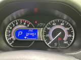 視認性の高いメーター類で、運転に必要な情報をしっかり把握できます。デジタル表示で、走行距離や燃費なども確認可能です。