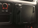 マルチホルダーです。スマートフォンやメモ帳などを置いておくのに便利です。プッシュすると小物入れが出現します。