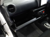 車検証などの収納に便利なグローブボックスです。
