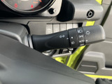 操作しやすい位置に配置されたウインカーレバー。スムーズな操作で、安全な車線変更をサポートします。直感的に操作できるので、運転に集中できます。