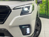 【LEDヘッドライト】悪天候や夜間走行時も良好な視界を確保し安心して運転できる高輝度LEDヘッドライトを装備!点灯速度が早く、消費電力も抑えられています。