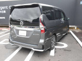 全周囲カメラが付いています。後ろはもちろん隣の駐車ラインまで見れますので車庫入れが簡単で楽しくなりそうです。