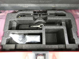 パンク修理剤とエアーポンプのセットです。スペアタイヤは装備していませんが空いたスペースを小物入れとして使用できます