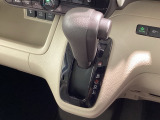インパネシフトを採用しているので、前席の足元も広々としています。運転席と助手席の行き来もスムーズです!
