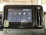 お好みの音楽をクリアな音質で。様々なメディアに対応し、車内でのエンターテイメントを充実させてくれます。