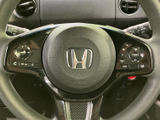 握りやすいステアリングは、運転操作を快適にします。オーディオやハンズフリー通話のスイッチも配置され、運転中でも安全に操作できます。