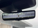 デジタルルームミラー搭載で、車の後方に設置されたカメラ映像を映し出してシートバックやヘッドレスト、同乗者に視界が遮られることがなく視認性が非常に良いです