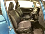 広い足元にゆったり座れるシートには肘掛けも装備しており長距離の運転でも疲れにくくなってます。女性でも運転がしやすいように、シートの高さ調整機能(シートリフター)がついています。