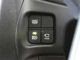 オートマチックハイビーム装備です。先行車や対向車のライトを認識し、ハイビームとロービームを自動で切り替える機能です。夜道の視界を確保します。詳細は販売店スタッフまでおたずねください。