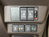 両側電動スライドドアは運転席から操作ができるよう、操作スイッチが付いています。Hondaセンシング用のVSA(ABS+TCS+横滑り抑制)解除と路外逸脱抑制機能などのオンオフスイッチも装備しています。