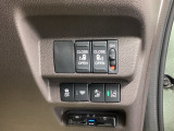 パワースライドドアの開閉はスマートキーのリモコンやドアノブは勿論、運転席側のスイッチ操作でも開閉ができ、安全・簡単です。
