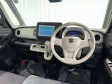 運転席まわりです。 各操作スイッチは使いやすい位置に配置されてます。