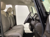 女性でも運転がしやすいようにシートの高さ調整機能(シートリフター)がついています。座面も厚みがあり背もたれも高く、ゆったりくつろいでお乗りいただけるシートです。