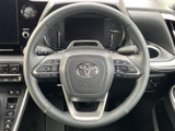握りやすいステアリングは、運転操作を快適に。オーディオやハンズフリー通話など、便利な機能も搭載しています。