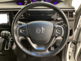 ハンドルにHondaセンシング系のクルーズコントロールやレーンキープアシストなどのスイッチと、オーディオの操作スイッチが装備されています。ハンドルから手を離さず安全に操作できます。