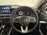 3本スポークステアリング!ステアリングスイッチ付!音量調整やインフォメーションディスプレイ操作、全車速追従機能レーダークルーズコントロールの操作などが可能!