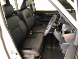 運転席の座面高さを調整できるシートリフターが付いています。フロントシートはベンチシートを採用で、座面も広く使い勝手もいいですよ♪