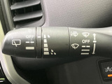 雨天時でもクリアな視界を確保。ワイパーの操作は直感的で、運転に集中できます。様々な運転状況に対応できる設定も可能です。