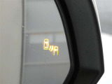 ブラインドスポットモニター装備。隣車線を走る車両を検知。ドアミラーでは確認しにくい後方、側方エリアに存在する車両や急接近してくる車両も検知しドアミラーに搭載されたLEDインジケーターが点灯します。