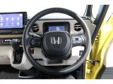 運転中もハンドルでの操作が可能です。特に高速道路等の目が離せない運転時には、便利さだけでなく、安全性も兼ね備えております。