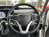 握りやすいステアリングは、運転操作をスムーズに行えます。オーディオやハンズフリー通話のスイッチも配置され、快適な運転をサポートします。