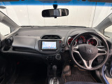 見通しの良い運転席回りとなっておりますので安心して運転をして頂けます!窓が大きいので明るく開放的な室内です