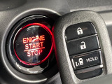 【Hondaスマートキー】カバンやポケットに入れたままでもドアの施錠・解錠が可能なスマートキーを装備。エンジンのオン・オフ時もカギを取り出す必要が無いからとっても便利です♪