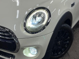 ●LEDヘッドライト:夜間走行時も良好な視界を確保し安心して運転できる高輝度LEDヘッドライトを装備!点灯速度が早く、消費電力も抑えられています。