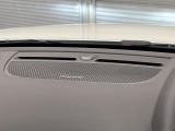 【harman kardon】ハーマンカードンのHi-Fiスペシャリストと共に、モデル別に開発・設計された専用チューニングが臨場感溢れる音響空間を実現しています。