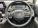 握りやすいステアリングは、運転操作をスムーズにし、快適なドライビング体験を提供します。