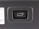 スイッチ操作でトランクリッドの自動開閉が行えます。電子キー本体のワイヤレス機能や運転席のスイッチからでもオープン操作が可能です!高級車ならではの快適装備です!!