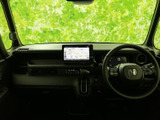 センタークラスターに位置するディスプレイは、運転中の視認性に優れています。多様な情報をわかりやすく表示し、快適なドライブをサポートします。