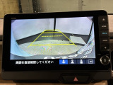 リバースギアに入れるだけで後方の表示へ切り替わります。夜間や雨の日の駐車も楽になりますよ。