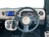 運転席まわりです。 各操作スイッチは使いやすい位置に配置されてます。