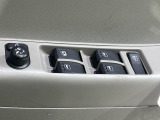 【電動格納ミラー】サイドミラーは電動格納式となっており、狭い駐車場でもキズがつくリスクを抑えられます。