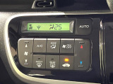 【オートエアコン】一度お好みの温度に設定すれば、車内の温度を検知し風量や温度を自動で調整。暑い&hellip;寒い&hellip;と何度もスイッチ操作をする必要はありません。快適な車内空間には必須の機能ですね♪