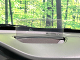 【ヘッドアップディスプレイ】現在の速度や走行情報をデジタル表示で運転席前方のガラスに投影!運転中、目線をずらさず必要な情報を確認できるのでとっても便利で安心!