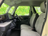 運転に必要な情報がひと目でわかる、機能的な空間。操作性にも優れており、快適なドライブをサポートします。落ち着いた雰囲気で、長時間の運転も疲れにくいでしょう。