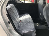 膝廻りや足元にゆとりのスペースを確保したリヤシートです。ゆったりとした姿勢で快適にお過ごしいただけます♪