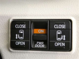 電動スライドドアのスイッチで車内からもスライドドアの開閉ができます。イージークローザー機能で半ドアになることも防止してくれます。