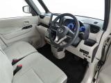 シンプルで使いやすいデザインの運転席です。