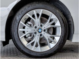 BMWの純正アロイホイールは軽量かつ強度にも優れているホイールで走行性能を引き上げる設計になっております。足元にもBMWは妥協がなくこだわっている個所になります。