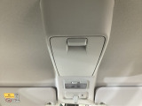 【ヘッドコンソール】高い頭上空間を用いて、ティッシュの箱が丸々納まる収納用ボックスを装備しています♪運転席からも手の届く位置にあり、とても便利ですね♪