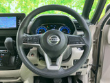 握りやすいステアリングで、快適な運転をサポート。操作性にも優れ、運転の楽しさを高めます。スムーズなハンドリングを実現。