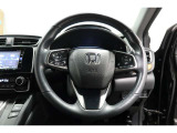 運転中もハンドルでの操作が可能です。特に高速道路等の目が離せない運転時には、便利さだけでなく、安全性も兼ね備えております。