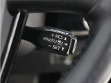 ◆アダプティブクルーズコントロール◆予め設定した車速内でクルマが自動的に加減速。前走車との適切な車間距離を維持しながら追従走行します。【LKAS】車線維持支援システムでステアリング操作を支援。