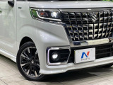 【LEDヘッドライト】悪天候や夜間走行時も良好な視界を確保し安心して運転できる高輝度LEDヘッドライトを装備!点灯速度が早く、消費電力も抑えられています。