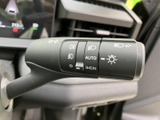 操作しやすい位置に配置され、直感的に操作できます。安全な車線変更や右左折をサポートします。